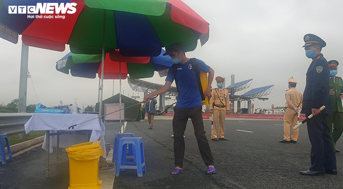 Người dân vào Quảng Ninh được kiểm tra thân nhiệt, khai báo y tế - 16