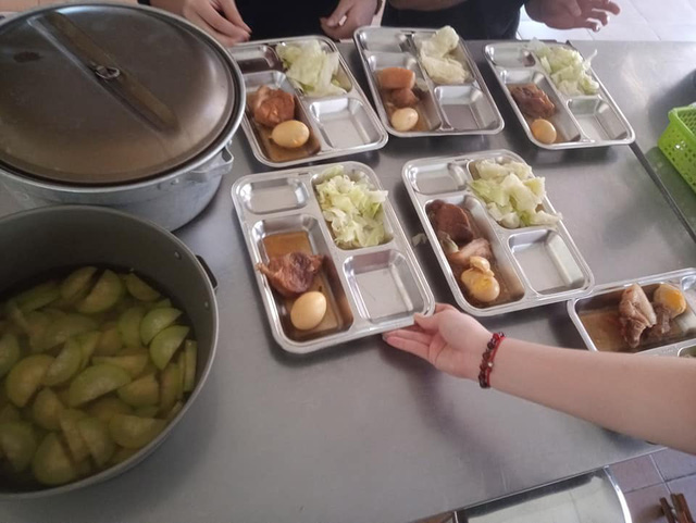 Dân mạng đua nhau khoe suất ăn từ khu cách ly 'chất' hơn cơm nhà - 8