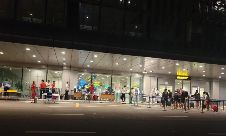 Sân bay Vân Đồn đón thêm người Việt trở về từ vùng dịch - 3