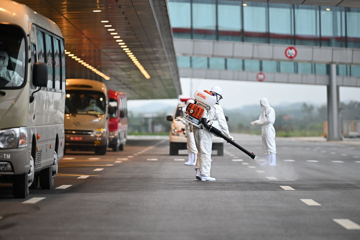 Sân bay Vân Đồn đón thêm người Việt trở về từ vùng dịch - 5