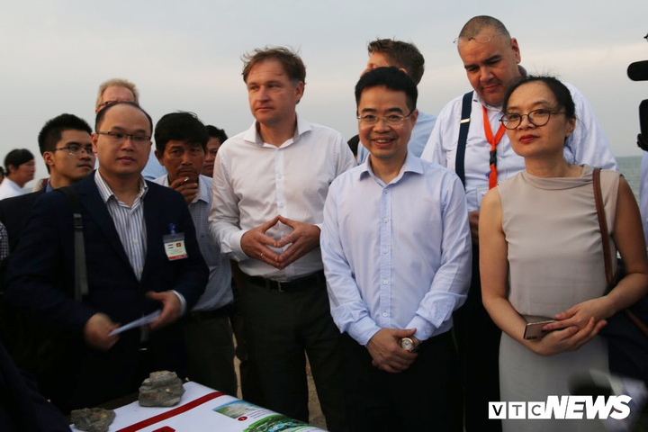 Quan chức và chuyên gia Hà Lan giúp Việt Nam cứu bờ biển Cửa Đại - 4