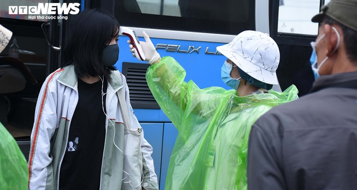 Người dân vào Quảng Ninh được kiểm tra thân nhiệt, khai báo y tế - 5