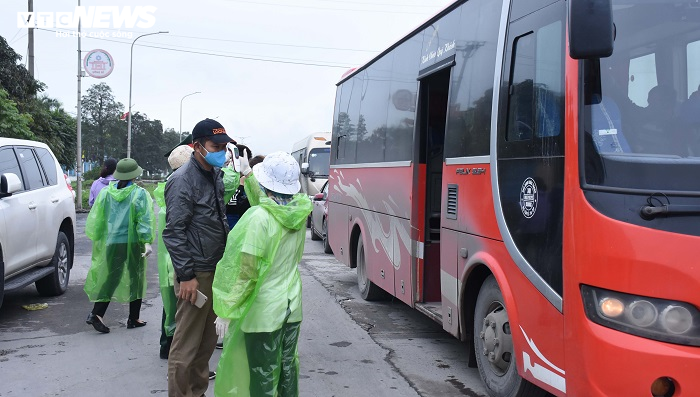 Người dân vào Quảng Ninh được kiểm tra thân nhiệt, khai báo y tế - 9