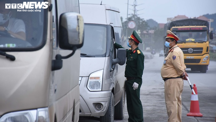 Người dân vào Quảng Ninh được kiểm tra thân nhiệt, khai báo y tế - 3