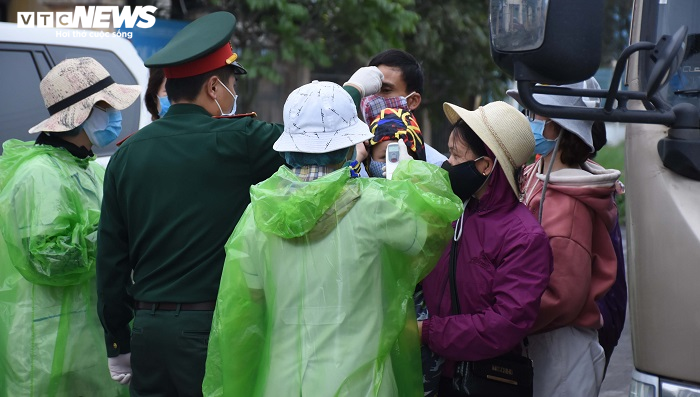 Người dân vào Quảng Ninh được kiểm tra thân nhiệt, khai báo y tế - 8