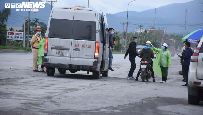 Người dân vào Quảng Ninh được kiểm tra thân nhiệt, khai báo y tế - 6