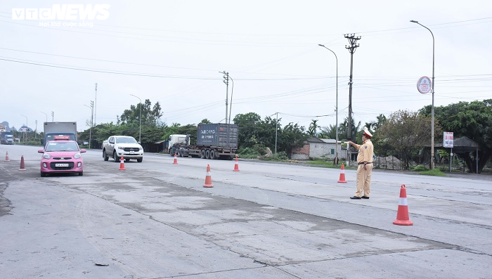 Người dân vào Quảng Ninh được kiểm tra thân nhiệt, khai báo y tế - 4