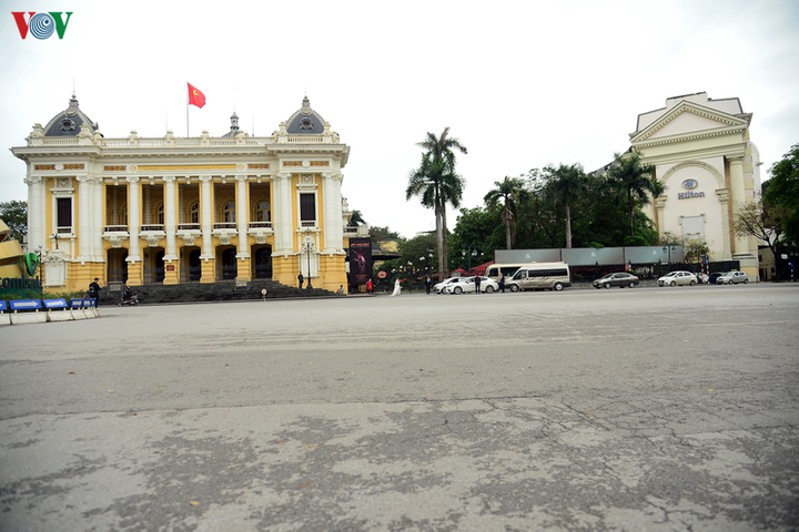 Bến xe, ga tàu Hà Nội vắng vẻ sau khuyến cáo 'hạn chế ra đường' - 2