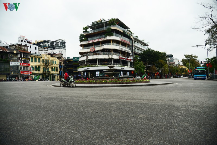 Bến xe, ga tàu Hà Nội vắng vẻ sau khuyến cáo 'hạn chế ra đường' - 4