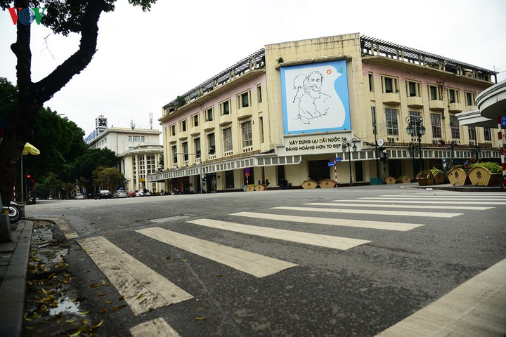 Bến xe, ga tàu Hà Nội vắng vẻ sau khuyến cáo 'hạn chế ra đường' - 3