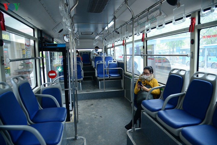 Bến xe, ga tàu Hà Nội vắng vẻ sau khuyến cáo 'hạn chế ra đường' - 18