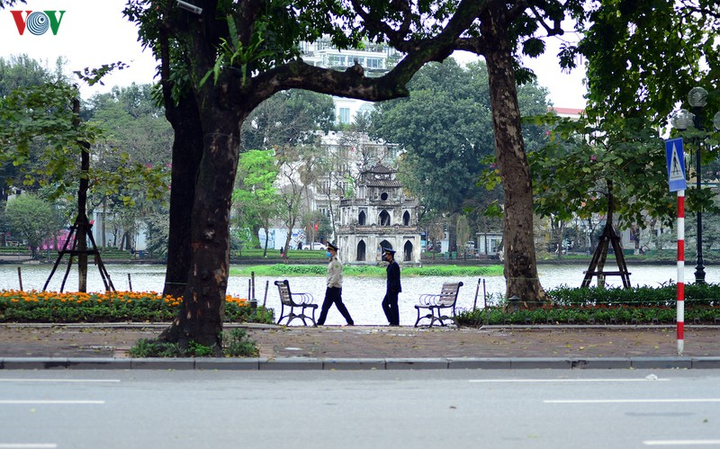 Bến xe, ga tàu Hà Nội vắng vẻ sau khuyến cáo 'hạn chế ra đường' - 9