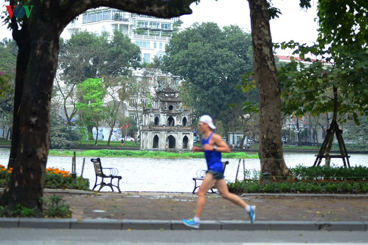 Bến xe, ga tàu Hà Nội vắng vẻ sau khuyến cáo 'hạn chế ra đường' - 10