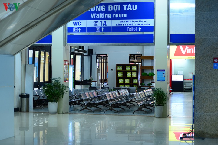 Bến xe, ga tàu Hà Nội vắng vẻ sau khuyến cáo 'hạn chế ra đường' - 12