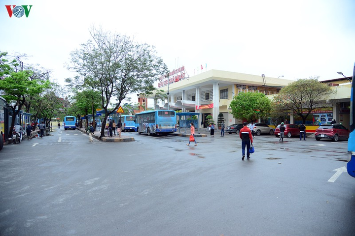 Bến xe, ga tàu Hà Nội vắng vẻ sau khuyến cáo 'hạn chế ra đường' - 14