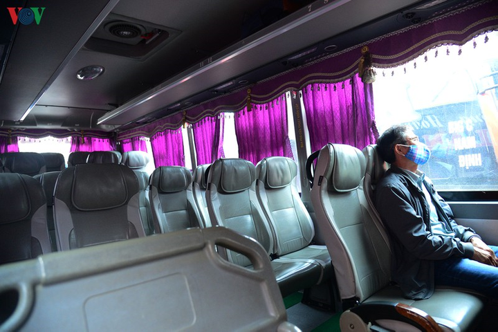 Bến xe, ga tàu Hà Nội vắng vẻ sau khuyến cáo 'hạn chế ra đường' - 17