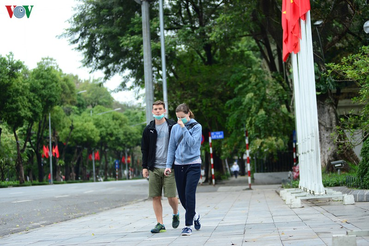 Bến xe, ga tàu Hà Nội vắng vẻ sau khuyến cáo 'hạn chế ra đường' - 8