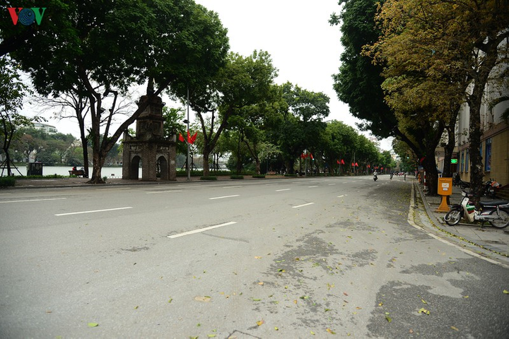 Bến xe, ga tàu Hà Nội vắng vẻ sau khuyến cáo 'hạn chế ra đường' - 7