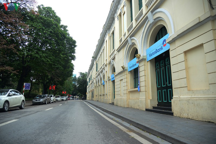 Bến xe, ga tàu Hà Nội vắng vẻ sau khuyến cáo 'hạn chế ra đường' - 6