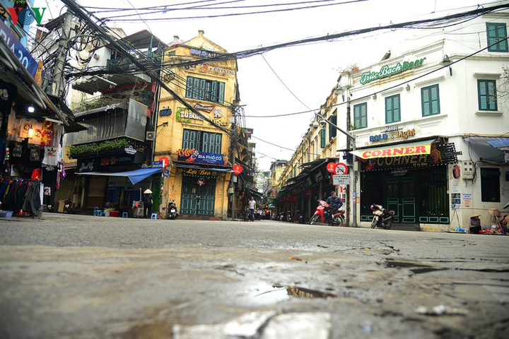 Bến xe, ga tàu Hà Nội vắng vẻ sau khuyến cáo 'hạn chế ra đường' - 5