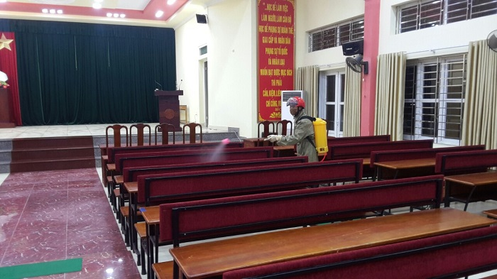 Người đàn ông hàng đêm đeo bình bơm máy, phun khử khuẩn miễn phí từng gia đình - 3