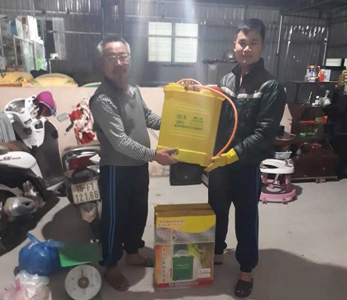 Người đàn ông hàng đêm đeo bình bơm máy, phun khử khuẩn miễn phí từng gia đình - 1