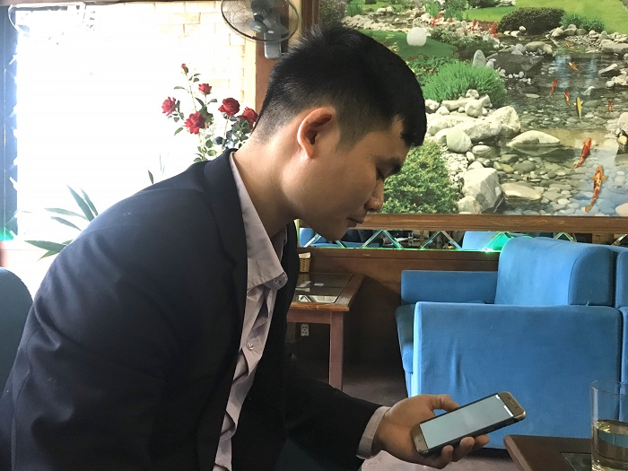 Người đàn ông hàng đêm đeo bình bơm máy, phun khử khuẩn miễn phí từng gia đình - 4