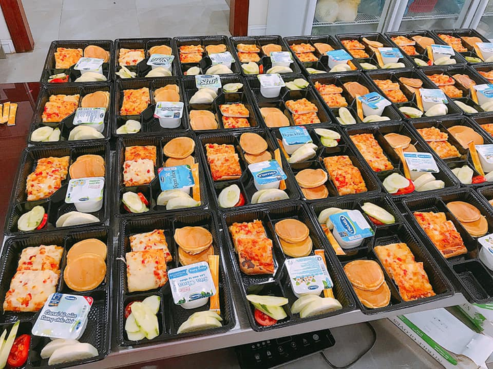 Dân mạng đua nhau khoe suất ăn từ khu cách ly 'chất' hơn cơm nhà - 11