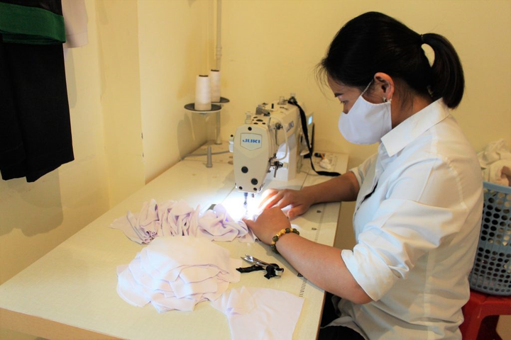 Mường Thanh Grand Tuyên Quang sản xuất khẩu trang cung cấp cho nhân viên - 4