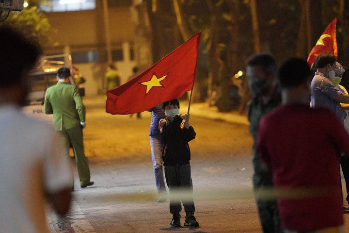 Dân phố Trúc Bạch vui như Tết khi được gỡ bỏ lệnh cách ly - 5