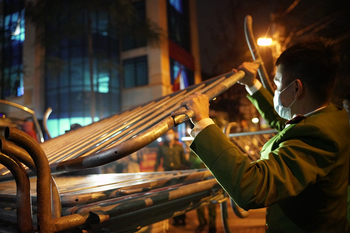 Dân phố Trúc Bạch vui như Tết khi được gỡ bỏ lệnh cách ly - 7