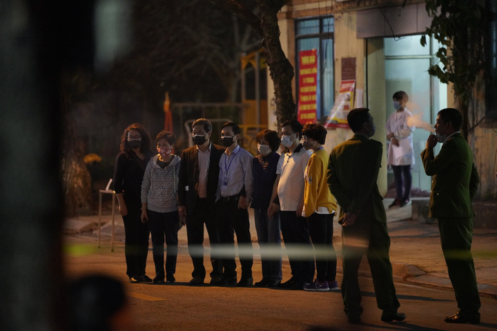 Dân phố Trúc Bạch vui như Tết khi được gỡ bỏ lệnh cách ly - 4