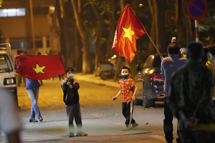 Dân phố Trúc Bạch vui như Tết khi được gỡ bỏ lệnh cách ly - 6