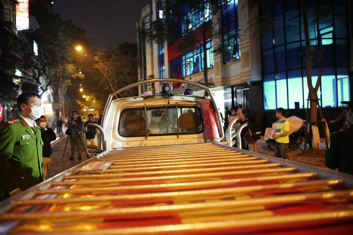 Dân phố Trúc Bạch vui như Tết khi được gỡ bỏ lệnh cách ly - 8