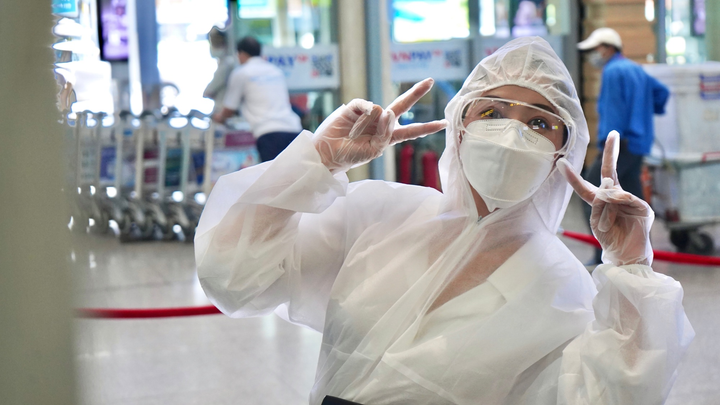 Chi Pu di chuyển liên tục trong ngày để trao tận tay 5.000 bộ trang phục bảo hộ - 3