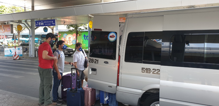 Sân bay Tân Sơn Nhất vắng ngắt sau khi dừng cấp thị thực cho người nước ngoài - 10