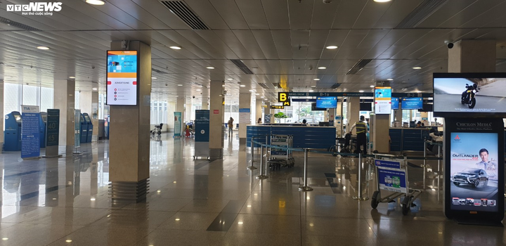 Sân bay Tân Sơn Nhất vắng ngắt sau khi dừng cấp thị thực cho người nước ngoài - 6