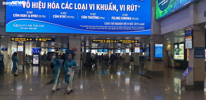 Sân bay Tân Sơn Nhất vắng ngắt sau khi dừng cấp thị thực cho người nước ngoài - 7