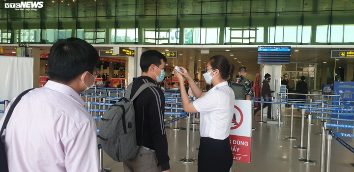 Sân bay Tân Sơn Nhất vắng ngắt sau khi dừng cấp thị thực cho người nước ngoài - 8