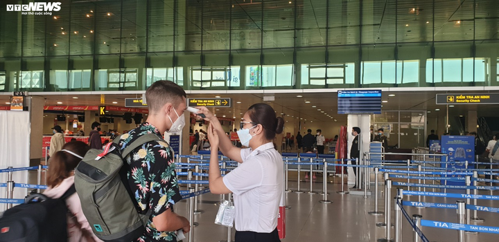 Sân bay Tân Sơn Nhất vắng ngắt sau khi dừng cấp thị thực cho người nước ngoài - 9
