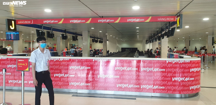 Sân bay Tân Sơn Nhất vắng ngắt sau khi dừng cấp thị thực cho người nước ngoài - 5