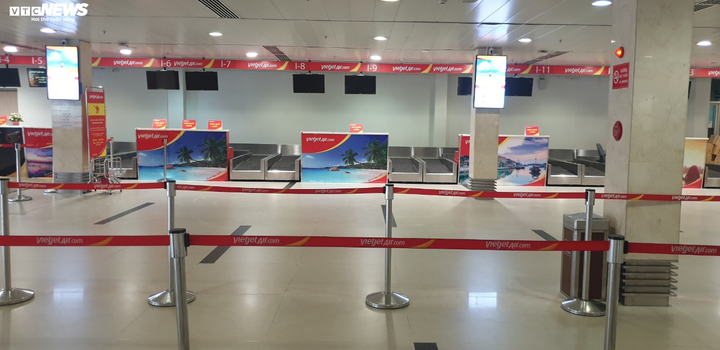 Sân bay Tân Sơn Nhất vắng ngắt sau khi dừng cấp thị thực cho người nước ngoài - 4