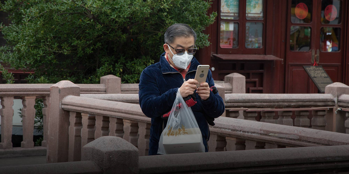 Xem TikTok và mua hàng trực tuyến, Covid-19 khiến người già không còn lạc hậu - 2