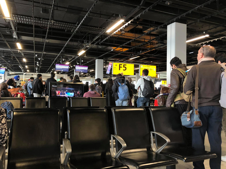 Nhật ký của du học sinh Việt trên chuyến bay cuối cùng từ châu Âu về quê hương - 2