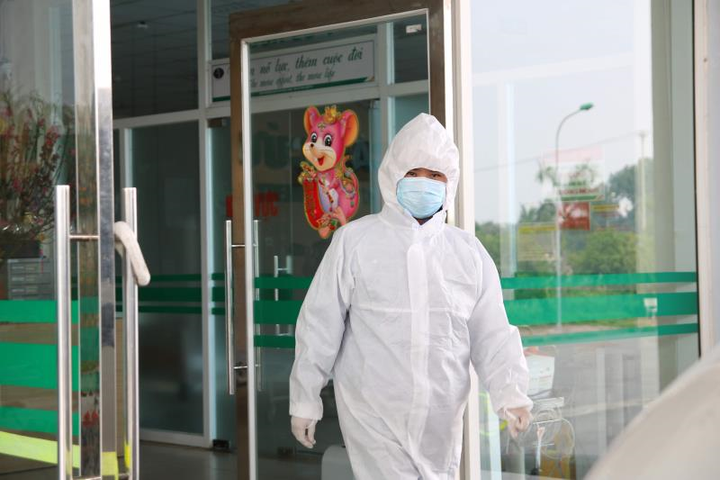 Bộ Y tế yêu cầu y bác sĩ hạn chế tiếp xúc gần với người bệnh - 1