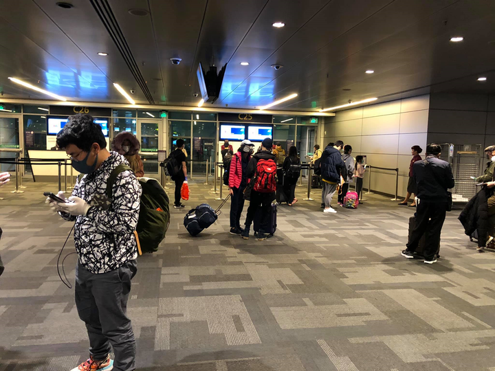 Nhật ký của du học sinh Việt trên chuyến bay cuối cùng từ châu Âu về quê hương - 3