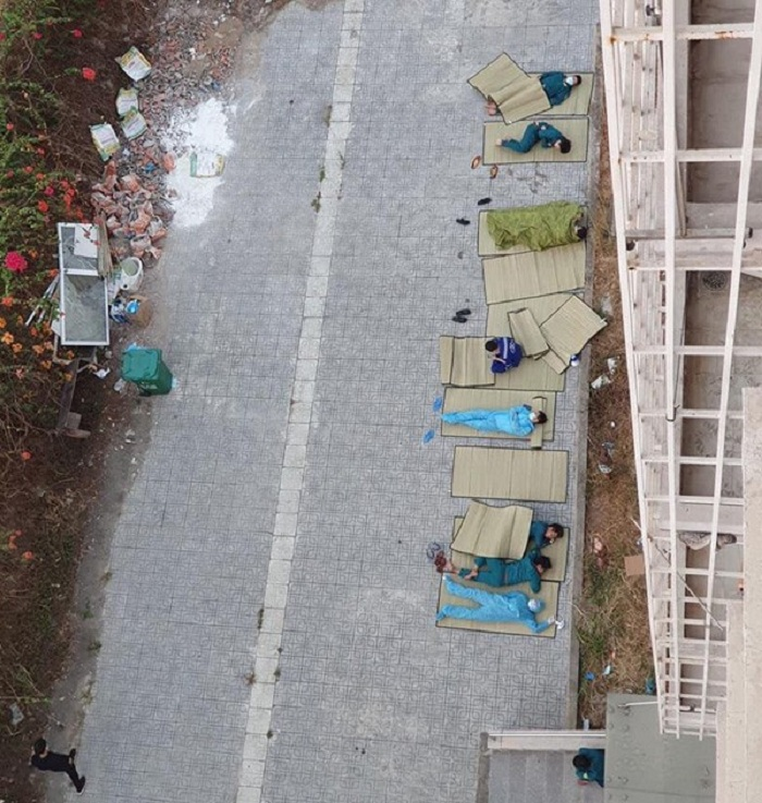 Dịch Covid-19: Đừng để tuyến đầu mãi 'nhường cơm sẻ áo' - 1