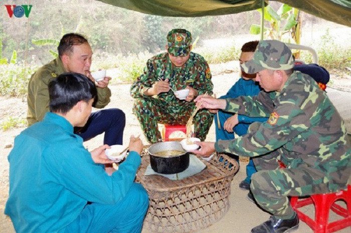 Dịch Covid-19: Đừng để tuyến đầu mãi 'nhường cơm sẻ áo' - 2