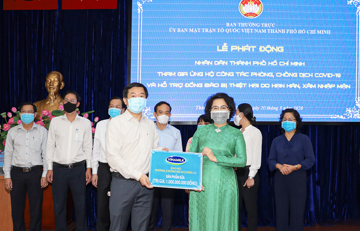 Vinamilk đồng hành tiếp sức cho đội ngũ cán bộ y tế tuyến đầu chống dịch COVID-19 - 1