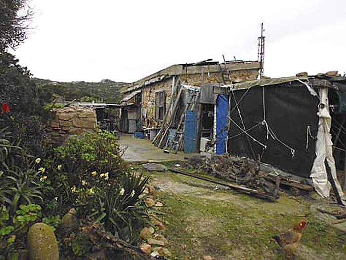 'Robinson của Italy': Một mình trên hoang đảo, ung dung trước đại dịch Covid-19 - 2